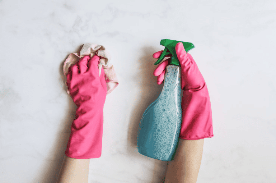 cleaning supplies for fabric couch: vinegar, baking soda, microfiber cloth